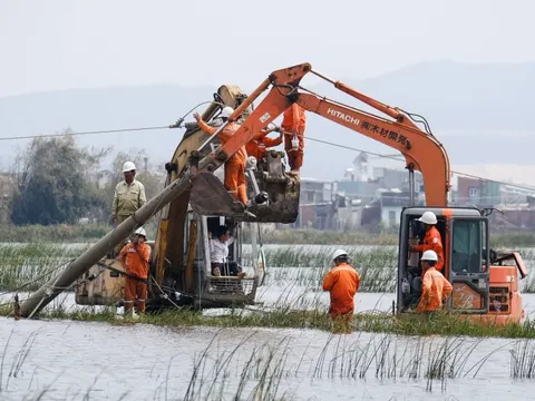 Công nhân điện lực chạy đua nối lại dòng điện cho bà con nơi tâm bão Kalmaegi