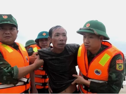 Cứu 8 ngư dân trên tàu cá sóng đánh chìm tại cửa biển Nhật Lệ