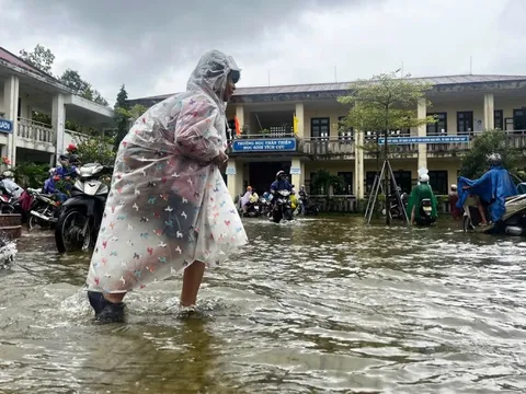 Bộ GD&ĐT hỗ trợ hàng tỷ đồng cho học sinh vùng lũ ở Huế, Đà Nẵng