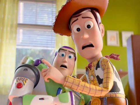 Woody và Buzz khiếp sợ trước máy tính bảng trong trailer Toy Story 5
