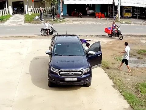 Tài xế xe bán tải tông hai cụ già trước cổng UBND xã nhưng 3 ngày sau mới trình báo