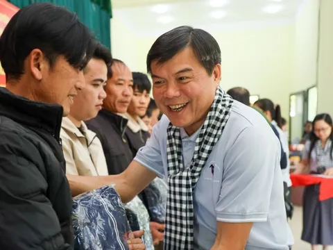 Đoàn tuyên giáo, báo chí TP.HCM thăm, tặng quà chiến sĩ biên phòng và người dân biên giới Cao Bằng