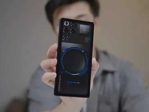 Cây bút công nghệ: "Cầm mẫu điện thoại này đi trên đường, ai cũng phải ngoái lại hỏi tôi máy gì đấy?"