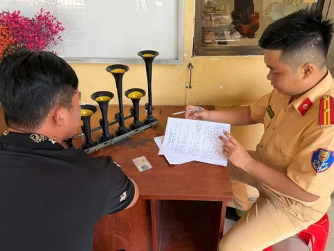 Tài xế xe tải thích chơi nổi trên TikTok với dàn còi hơi inh tai, vừa mất tiền phạt vừa mất còi