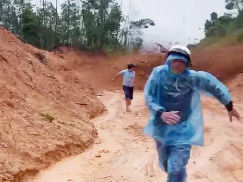 Sạt lở, đất đổ ầm ầm xuống quốc lộ 40B như thác, nhiều người tháo chạy thục mạng