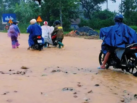 Mưa trắng trời, nhiều xã miền núi ở Huế ngập cục bộ