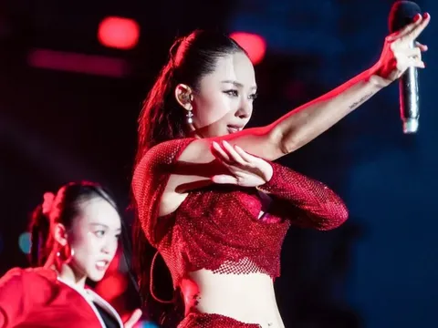 Vũ đạo gợi cảm của Tóc Tiên tại Waterbomb gây sốt mạng xã hội
