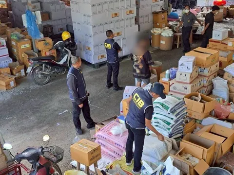 Một thiếu tướng chỉ huy cuộc đột kích, tóm gọn đường dây sản xuất hóa chất nông nghiệp giả, tịch thu loạt thuốc diệt cỏ, thuốc trừ sâu không giấy phép