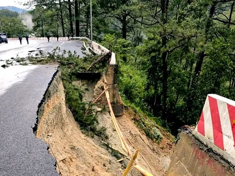 Đoạn đèo Prenn Đà Lạt bị 'trôi' nửa mặt đường, nguy cơ tiếp tục sạt lở