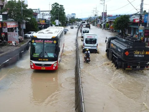 Quốc lộ 1 qua Khánh Hòa ngập sâu kéo dài gần 5km, xe cộ nhích từng chút một