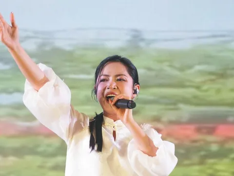 Khán giả 'cháy' hết mình dù trời mưa lớn đêm gala Việt Nam Xanh 2025