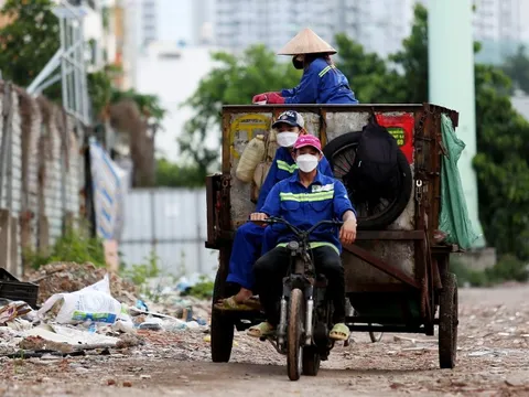 Bãi rác Đa Phước không nhận ban ngày, TP.HCM đối mặt rác tồn mỗi ngày
