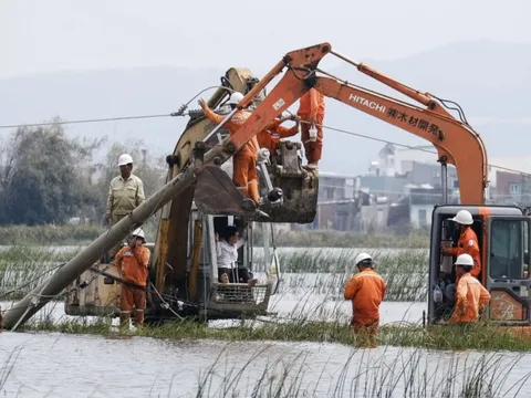 100% người dân vùng lụt ở Huế đã có điện, miền Trung còn hơn 200 ngàn hộ bị cúp điện
