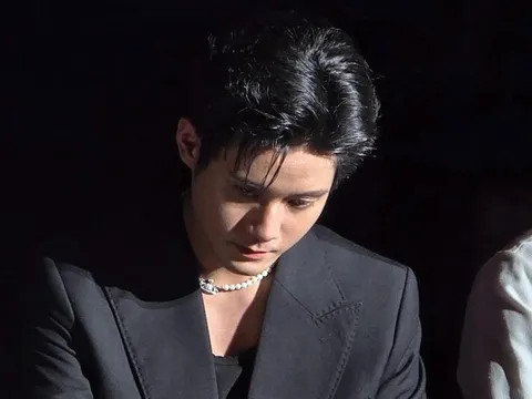 Đình Khang 'Mưa đỏ' lo lắng cho cha mẹ đang kẹt trong mưa lũ miền Trung