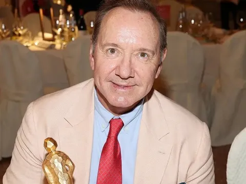 Kevin Spacey sống vô gia cư sau 7 năm vướng bê bối quấy rối tình dục