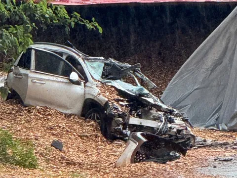 Thùng xe container lật đè xe con trên quốc lộ 28, có 5 người bị thương