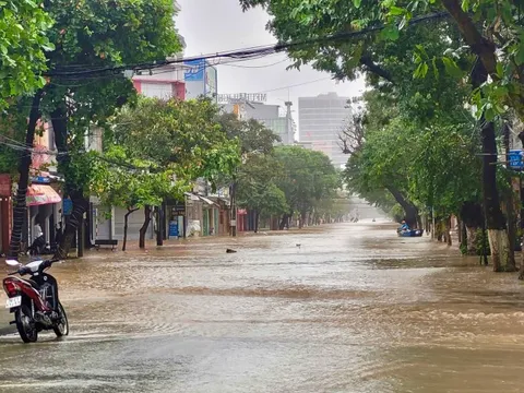 Nam sinh bám vào sợi dây điện giữa dòng nước lũ, được nhân viên bưu điện cứu kịp