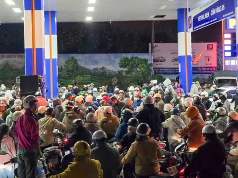 Dân Đà Lạt đổ xô mua xăng vì sợ nguồn cung thiếu hụt do đường sá