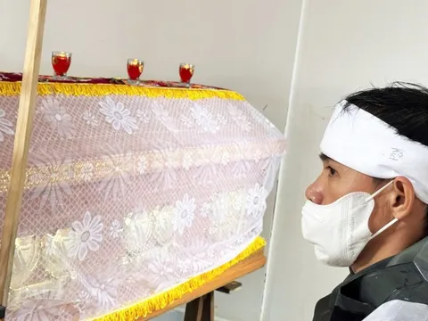 Khóc thương xé lòng cụ bà chết lẫn trong bùn đất của trận lũ lịch sử