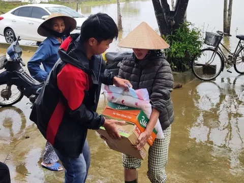 Nước lụt vẫn bủa vây, người dân 'rốn lũ' xứ Huế vẫn góp gạo, mì tôm gửi cho đồng bào Nam Trung Bộ