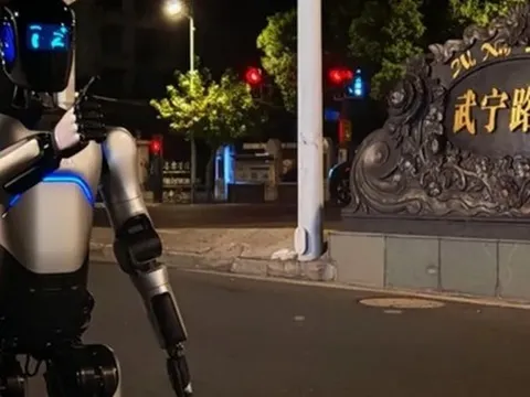 Robot hình người lập kỷ lục đi bộ hơn 106 km