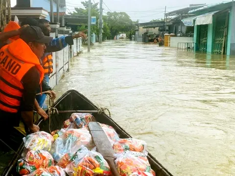 Cảnh sát Khánh Hòa tiếp nhận hơn 3.000 tin báo kêu cứu trong vùng lũ, cứu nạn hơn 3.000 người