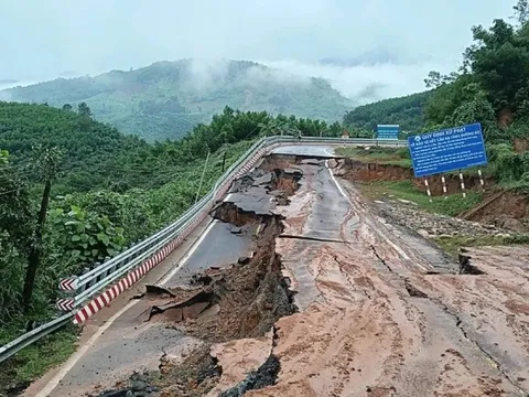Mưa lũ miền Trung: Ray đường sắt treo lơ lửng, nhiều quốc lộ nứt toác