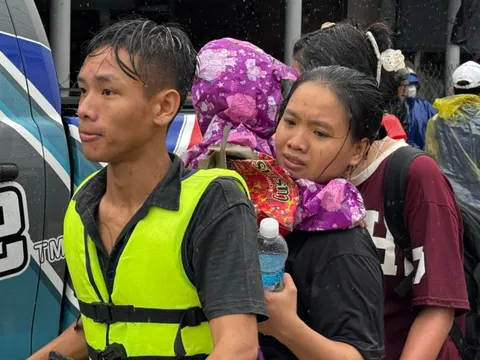 Giữa bao mất mát, nghĩa đồng bào thắp lên ấm áp