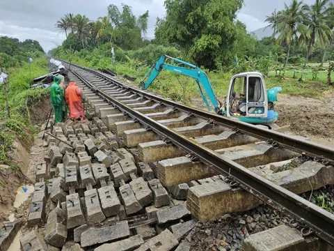 Đường sắt hư hại nặng, quốc lộ 1 qua vùng lũ đã thông