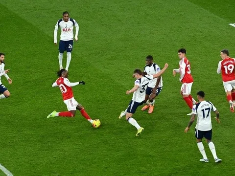 Tranh cãi bùng nổ sau bàn thắng mở tỉ số của Eze cho Arsenal