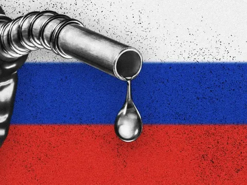 Buồn của dầu Nga: Một quốc gia vừa giảm nhập khẩu đến 2/3 sản lượng, hơn 48 triệu thùng dầu đang lênh đênh trên biển, doanh thu thấp nhất trong 2,5 năm