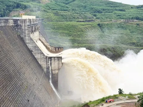 Tiêu thụ điện giảm mạnh phải ngừng 1.000MW điện than và khí, thủy điện tiếp tục xả 15.600MW