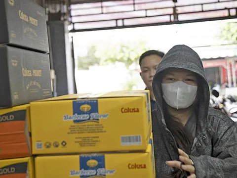 Nghĩa đồng bào - Kỳ 1: Nhà nhà thành điểm nhận hàng cứu trợ