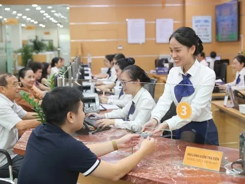 Làn sóng cắt giảm nhân viên ngân hàng lan rộng