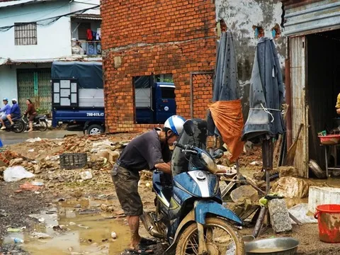 Tình người dựng lại nhà