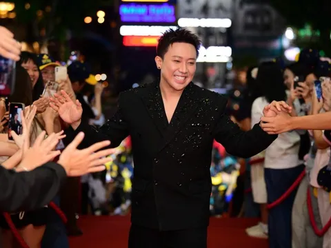 Dàn 'Mưa đỏ', Trấn Thành và hàng trăm nghệ sĩ làm nóng thảm đỏ bế mạc Liên hoan phim Việt Nam