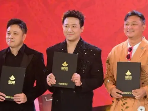 Trấn Thành chúc mừng 'Mưa đỏ', các Bông sen bạc và đặc biệt là đạo diễn của 'Tử chiến trên không'