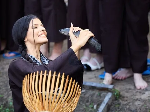 Người đẹp Miss Charm lội mương bắt cá, đổ bánh xèo, đi cầu khỉ