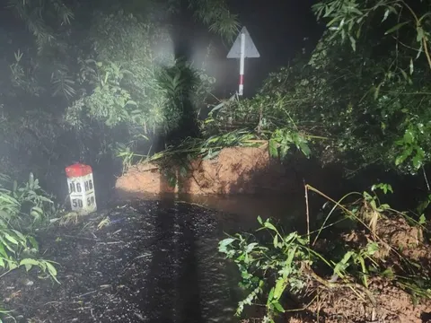 Tạm đóng đèo Gia Bắc do sạt lở nặng, nhiều xe mắc kẹt