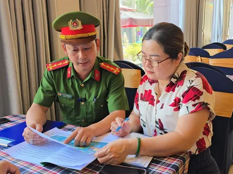 Công an phường Thủ Đức 'đến từng khu trọ, gõ từng khách sạn' tuyên truyền đăng ký cư trú