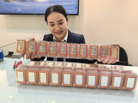 Giá bạc gây bất ngờ, một tháng tăng gần 25%