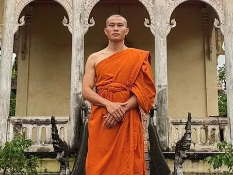 Anh Tạ của Mưa đỏ xuất hiện với hình ảnh lạ lẫm: Cạo trọc đầu, mặc áo nhà sư và đi chân trần