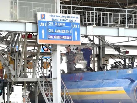 Xăng dầu giảm liên tục 5 phiên, doanh nghiệp đầu mối lao đao vì nhập về giá cao, bán giá thấp