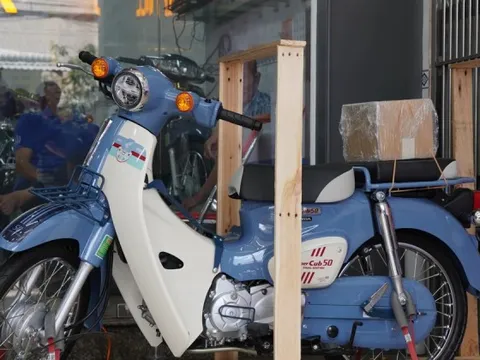 Bản độ ‘nhẹ’ Honda Super Cub 50 Final Edition giá trên 100 triệu đồng