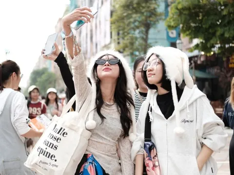 Hàng chục ngàn khán giả đổ về Y-Concert dài 10 tiếng, mang theo cả đồ ăn thức uống