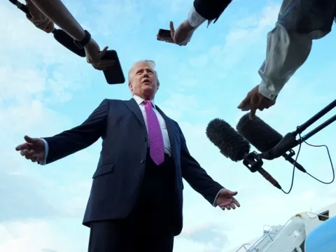 Ông Trump đoán Fed chuẩn bị “cắt giảm mạnh” lãi suất