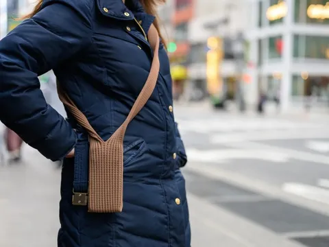 Túi vải đựng iPhone giá 230 USD 'cháy hàng'