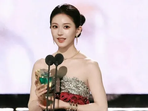 Triệu Lộ Tư 'khuấy đảo' Tinh Quang Đại Thưởng, là nghệ sĩ có sức ảnh hưởng của năm