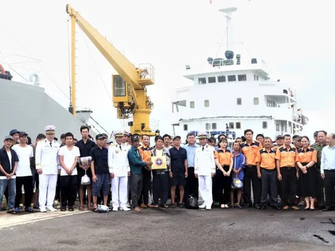 52 ngư dân bị cháy tàu cá ở biển Trường Sa được cứu, đưa về đất liền