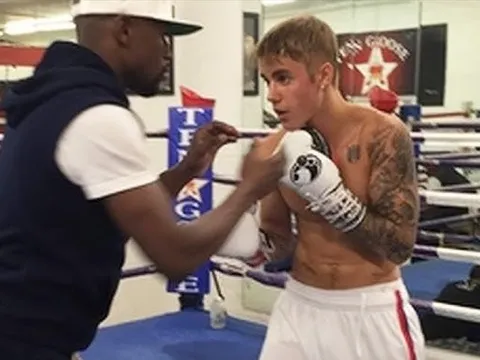 Justin Bieber dọa ‘siết cổ’ nhân viên Apple